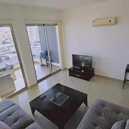 Апартаменти White Petals Ларнака