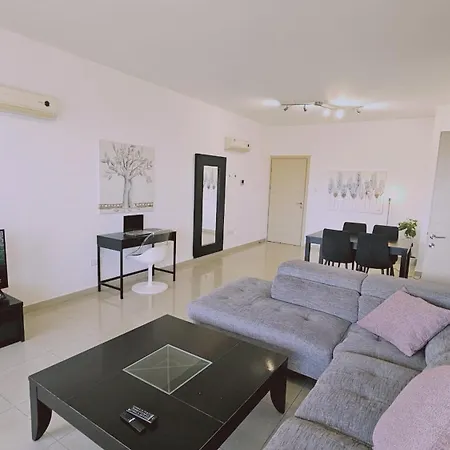 Апартаменти White Petals Ларнака