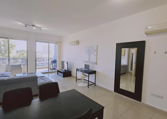 White Petals Apartment *