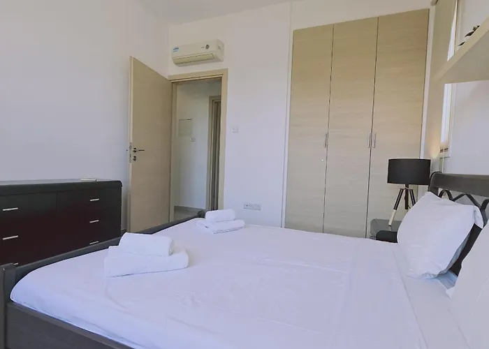 Apartment White Petals *