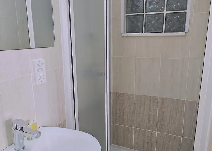 Apartment White Petals *