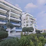 White Petals Apartment *